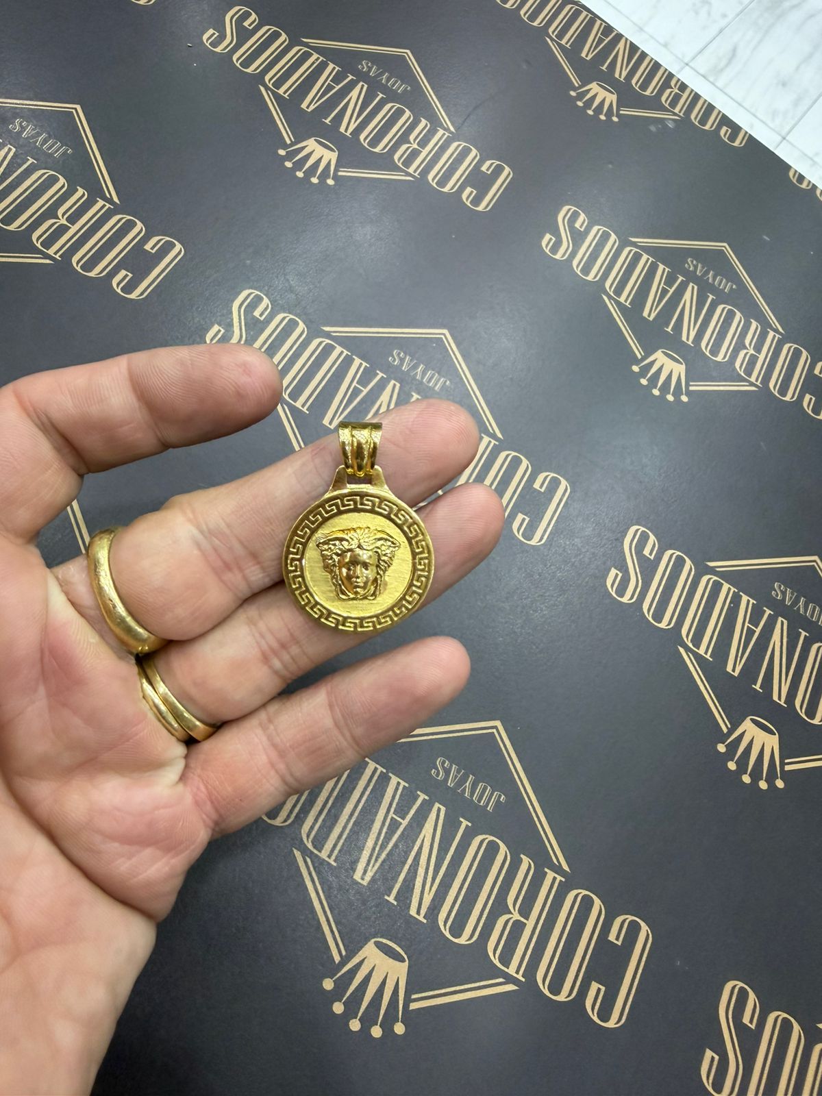 DIJE MEDUSA CON PIEDRAS